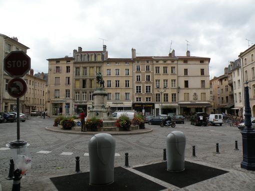 la Place Saint-Epvre et sa statue